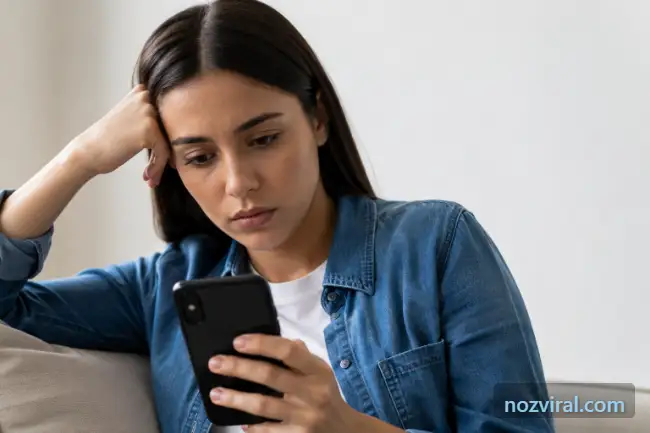 Vício em celular com mulher preocupada olhando o smartphone por muito tempo