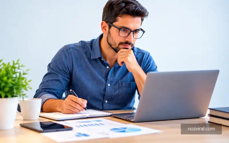 ERP para pequenas empresas com profissional analisando dados no notebook.